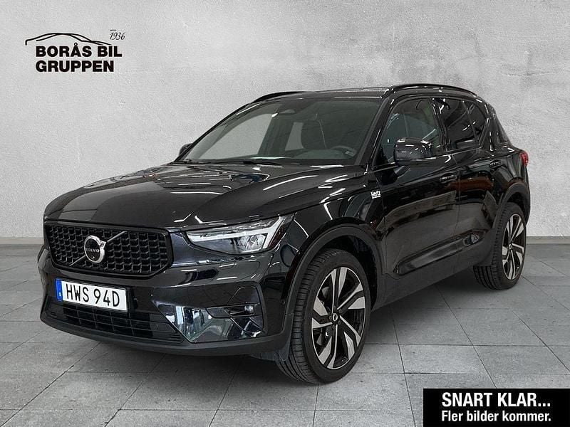 Svart Ny 2025 Volvo XC40 Ultra SUV | 449 000 kr (Marknadspris) - Bild 1/2