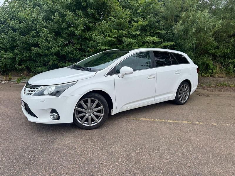 Vit Begagnad 2012 Toyota Avensis Multidrive S Kombi | 119 000 kr (Marknadspris) - Bild 1/4