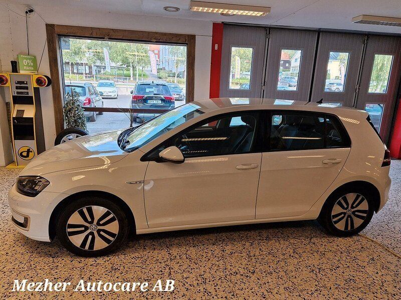 Vit Begagnad 2016 VW e-Golf Halvkombi | 176 500 kr (Lite dyr) - Bild 1/3