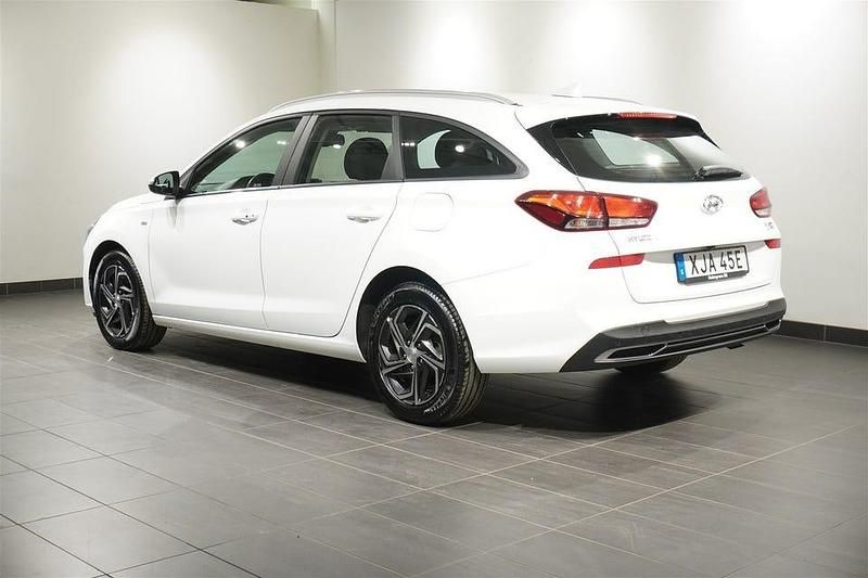 Begagnad Hyundai i30 Essential 120 HK (88 kW) 2022 Vit Kombi