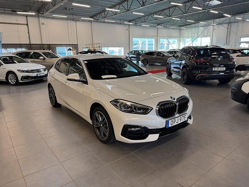 Vit Begagnad 2023 BMW 118 Sport Line Halvkombi | 309 000 kr (Dyr) - Bild 1/4