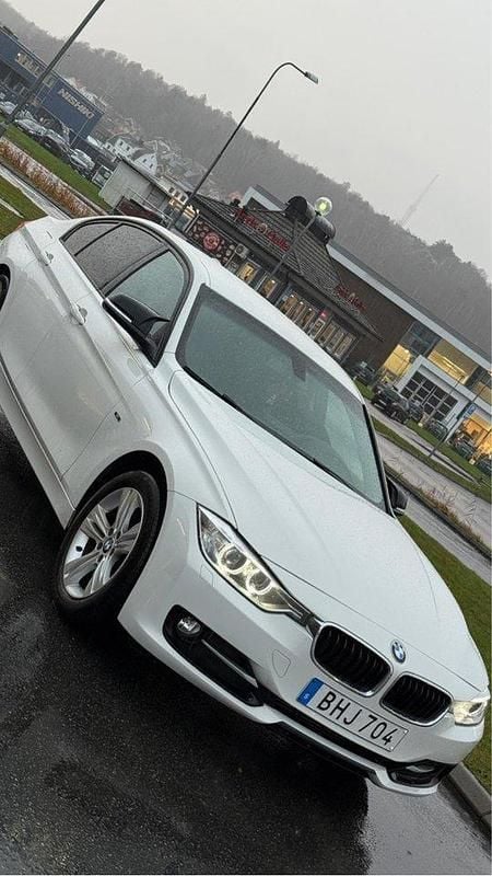 Vit Begagnad 2015 BMW 320 Sport Line Sedan | 149 900 kr (Bra pris) - Bild 1/4