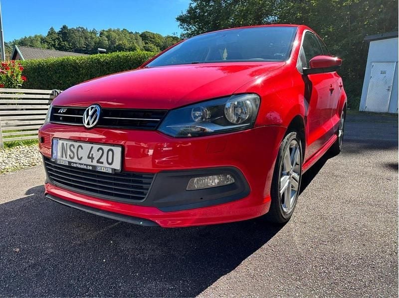 Röd Begagnad 2013 VW Polo R-line Halvkombi | 95 000 kr (Lite dyr) - Bild 1/4