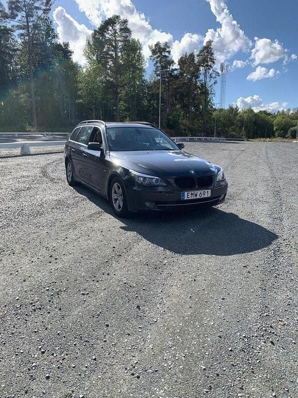 Svart Begagnad 2008 BMW 520 Kombi | 36 000 kr (Bra pris) - Bild 1/4