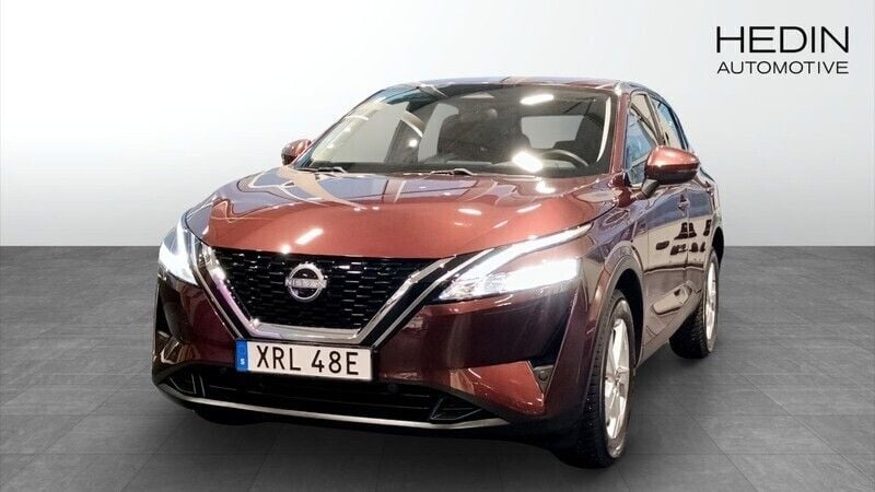 Mörkröd (red) Begagnad 2023 Nissan Qashqai Acenta SUV | 259 900 kr (Marknadspris) - Bild 1/4