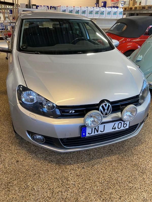 Silvermetallic Begagnad 2010 VW Golf VI Halvkombi | 69 000 kr (Dyr) - Bild 1/3