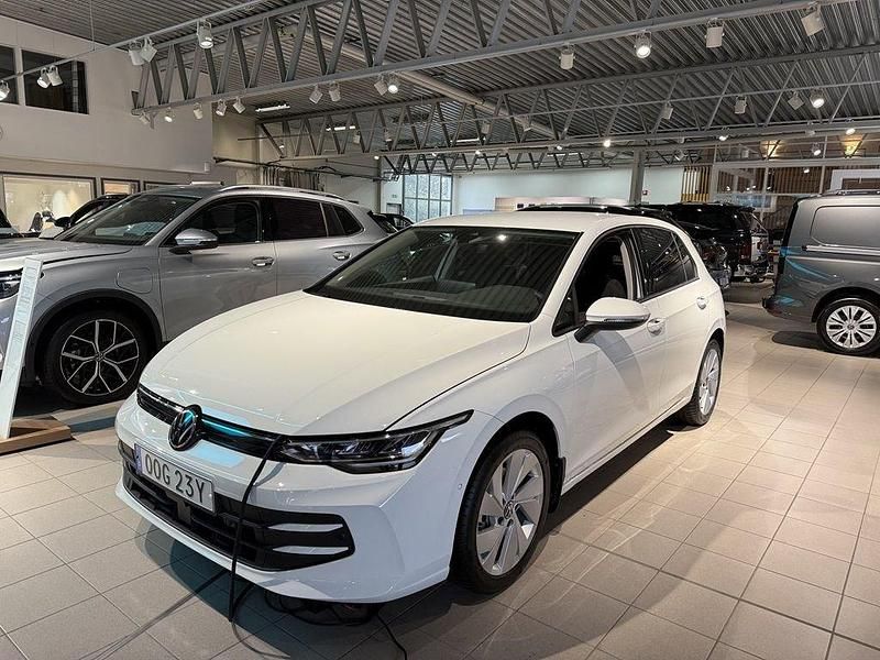 Vit (pure white) Ny 2025 VW Golf VIII Life Kombi | 284 900 kr (Marknadspris) - Bild 1/4