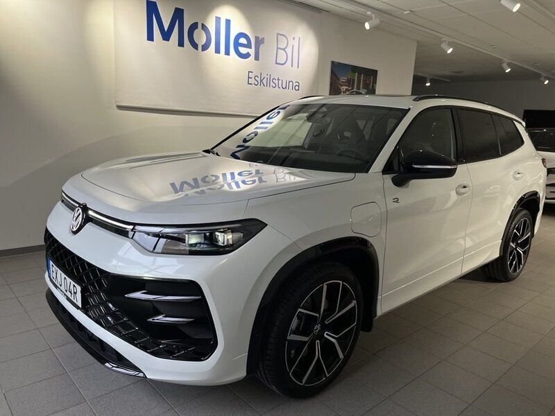 Vit (oryx white pearl) Ny 2025 VW Tayron R-line SUV | 708 200 kr (Marknadspris) - Bild 1/4