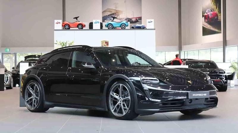 Svart Begagnad 2022 Porsche Taycan Cross Turismo Sedan | 695 000 kr (Marknadspris) - Bild 1/1