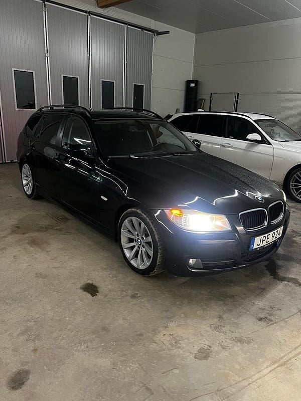 Begagnad 2009 BMW 320 Kombi | 67 000 kr (Marknadspris) - Bild 1/4