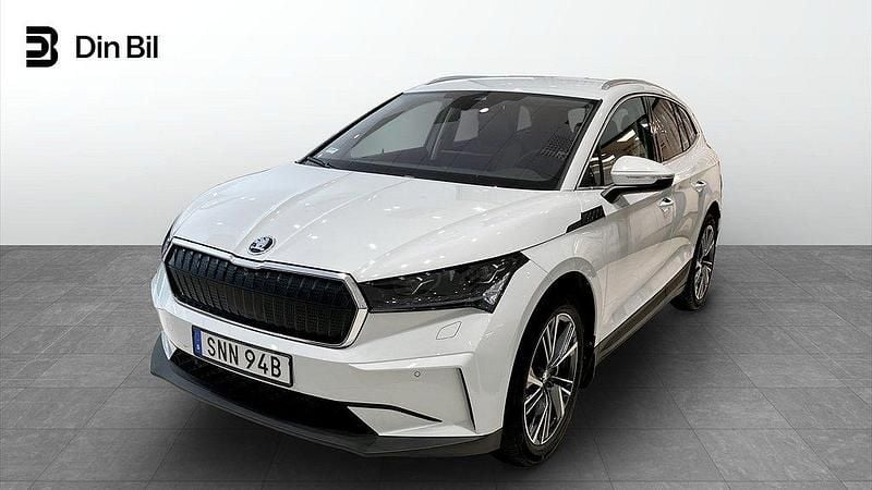 Svart (moon white metallic) Ny 2025 Skoda Enyaq iV SUV | 568 400 kr (Marknadspris) - Bild 1/4