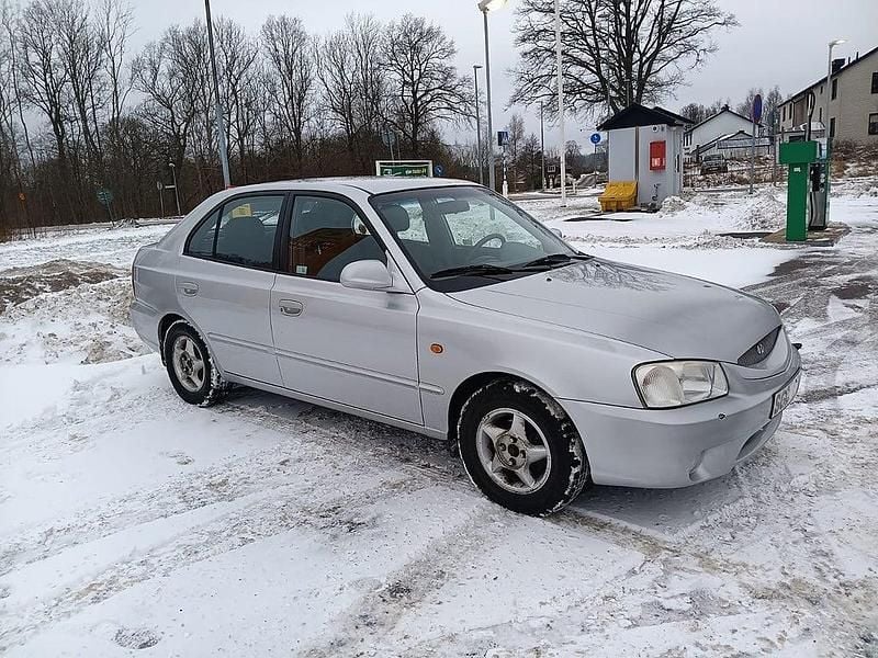 Begagnad Hyundai Accent 90 HK (66 kW) 2000 Grå Halvkombi