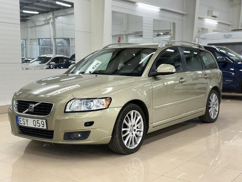 Grön metallic / svart skinnklädsel Begagnad 2010 Volvo V50 Summum Kombi | 54 900 kr (Marknadspris) - Bild 1/4