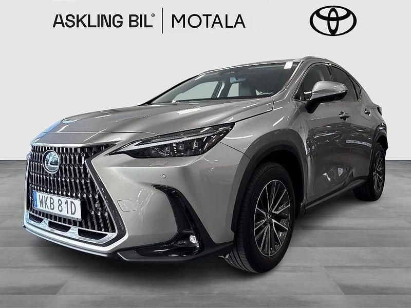 Ljusgrå (grå) Begagnad 2022 Lexus NX350h Executive Line SUV | 489 000 kr (Marknadspris) - Bild 1/3
