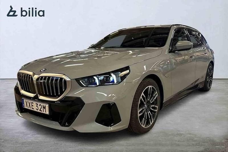 Grå Begagnad 2025 BMW 530e M Sport Kombi | 659 900 kr (Superpris) - Bild 1/1