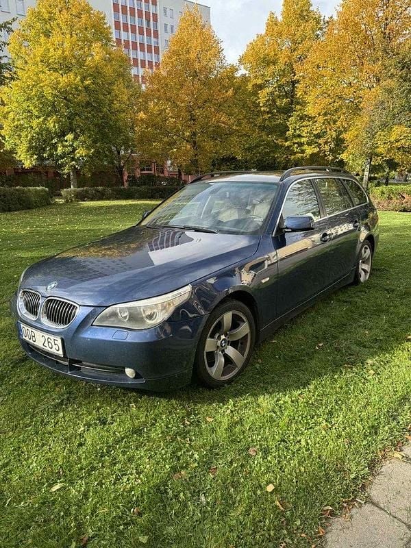 Blå Begagnad 2007 BMW 523 Kombi | 41 500 kr (Marknadspris) - Bild 1/4
