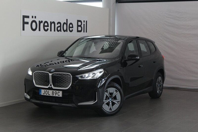 Svart Begagnad 2024 BMW iX1 Shadowline SUV | 469 000 kr - Bild 1/4