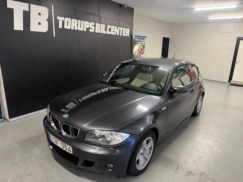 Grå Begagnad 2007 BMW 120 Advantage Halvkombi | 39 900 kr (Marknadspris) - Bild 1/4