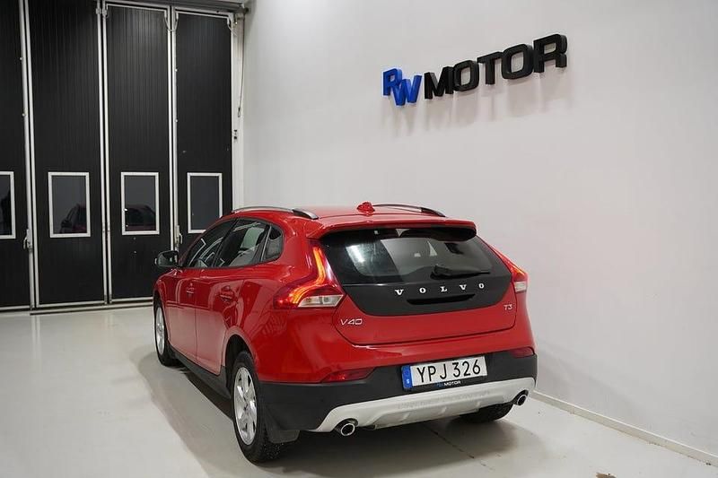 Begagnad Volvo V40 CC 152 HK (111 kW) 2019 Röd Kombi