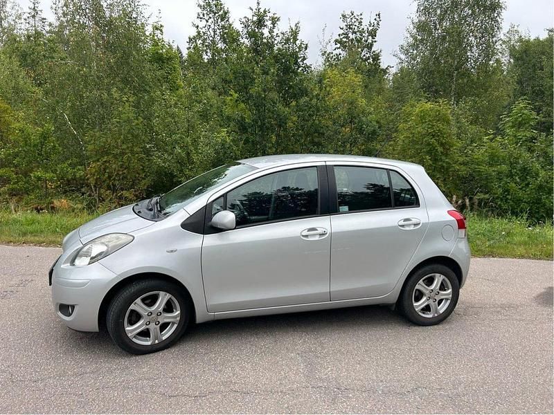 Silver Begagnad 2011 Toyota Yaris Halvkombi | 45 000 kr (Marknadspris) - Bild 1/4