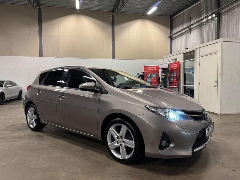 Begagnad Toyota Auris Edition 132 HK (97 kW) 2014 Brun Halvkombi