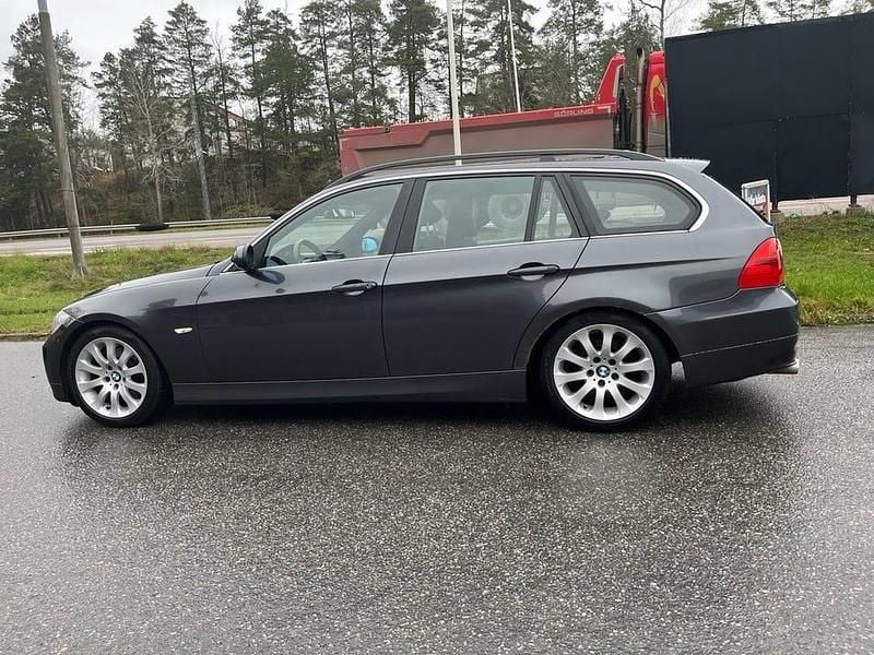 Begagnad BMW 325 197 HK (144 kW) 2007 Grå metallic Kombi