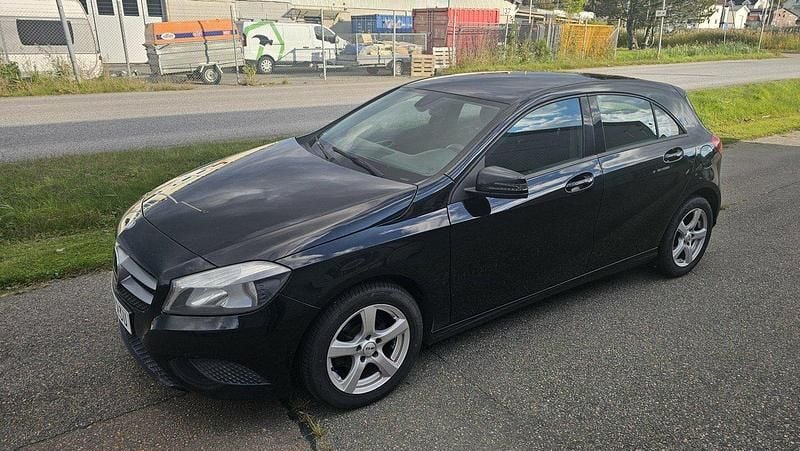 Svart Begagnad 2014 Mercedes A180 Halvkombi | 69 000 kr (Marknadspris) - Bild 1/4