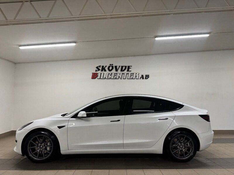 Vit (vit pearl metallic) Begagnad 2021 Tesla Model 3 Sedan | 399 500 kr - Bild 1/4