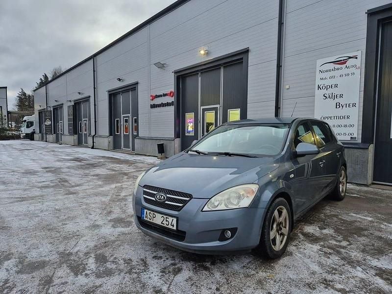 Begagnad Kia Ceed EX 122 HK (89 kW) 2007 Blå Halvkombi