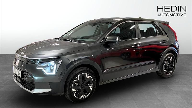 Mörkgrå (grey) Begagnad 2024 Kia e-Niro 2 SUV | 379 900 kr (Dyr) - Bild 1/4