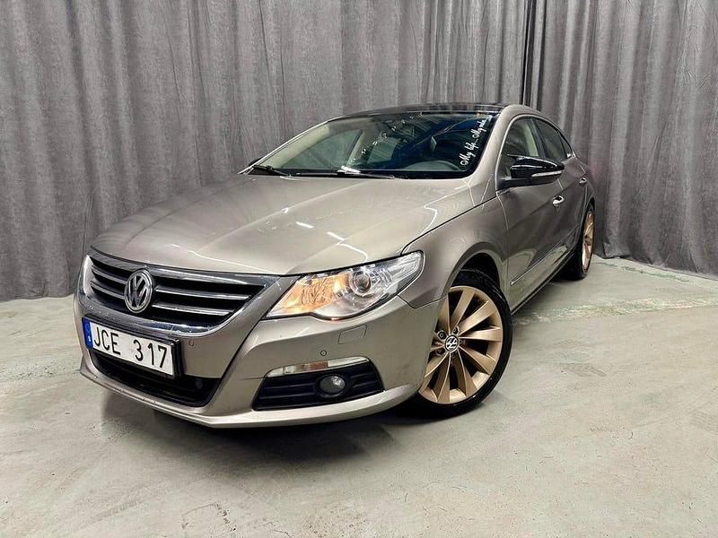 Brun Begagnad 2009 VW Passat Sportkupé | 74 900 kr (Lite dyr) - Bild 1/4
