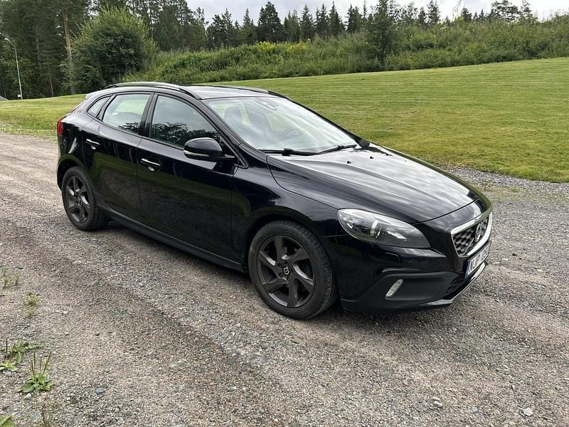 Svart Begagnad 2014 Volvo V40 CC Momentum Kombi | 129 000 kr (Marknadspris) - Bild 1/4