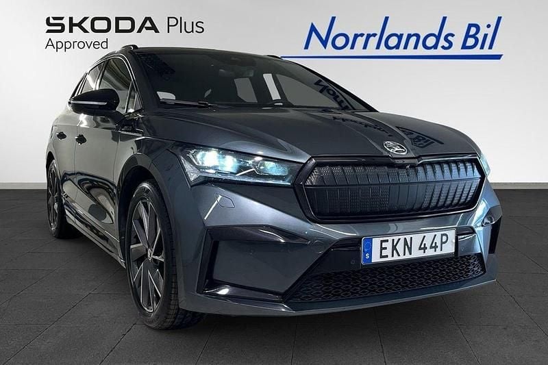 Grå (quartz grey metallic) Begagnad 2022 Skoda Enyaq iV SportLine SUV | 409 000 kr (Marknadspris) - Bild 1/4