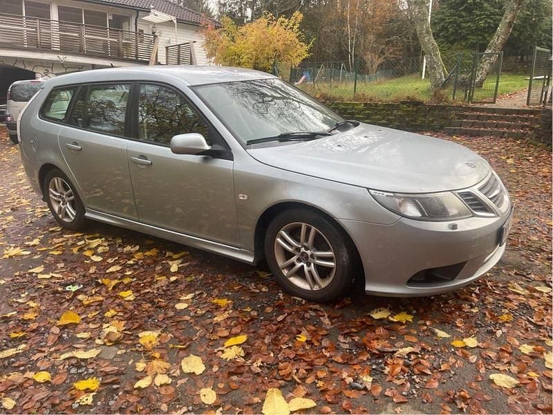 Grå Begagnad 2010 Saab 9-3 Linear Kombi | 34 900 kr (Marknadspris) - Bild 1/4