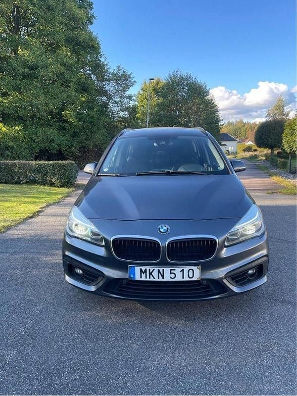 Grå Begagnad 2016 BMW 218 Gran Tourer Advantage Minibuss | 108 000 kr (Marknadspris) - Bild 1/4