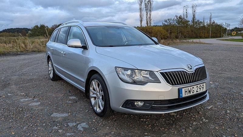 Silver Begagnad 2015 Skoda Superb Ambition Kombi | 95 000 kr (Bra pris) - Bild 1/4