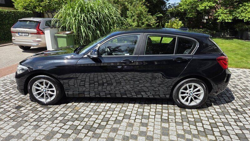 Svart Begagnad 2016 BMW 118 Halvkombi | 129 000 kr (Superpris) - Bild 1/4