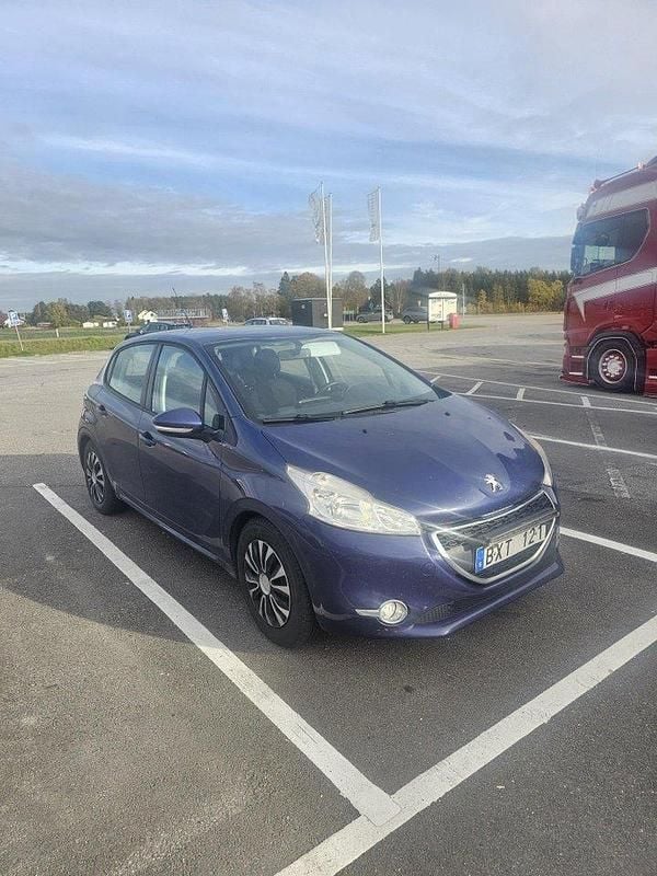 Blå Begagnad 2013 Peugeot 208 Halvkombi | 35 000 kr (Superpris) - Bild 1/4
