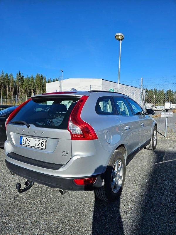 Grå Begagnad 2012 Volvo XC60 Momentum SUV | 135 000 kr (Marknadspris) - Bild 1/4