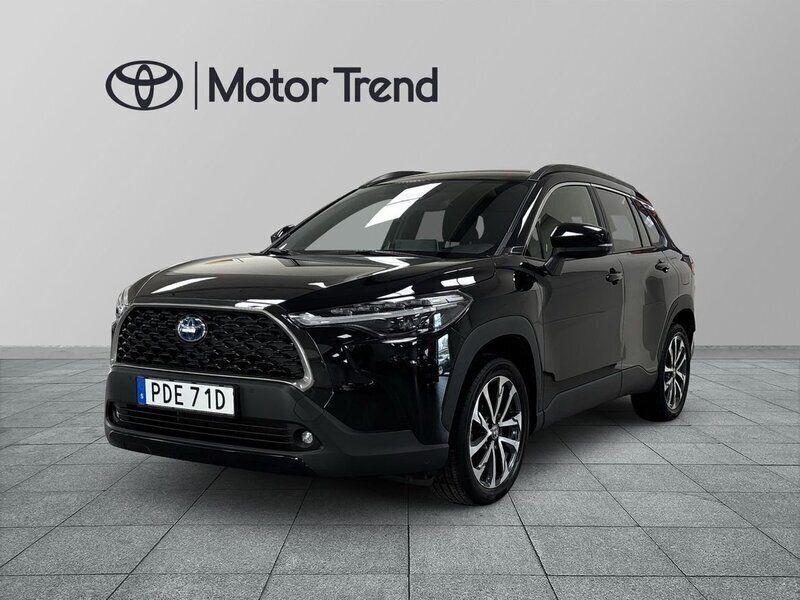 Svart Begagnad 2023 Toyota Corolla Cross Style SUV | 379 900 kr (Marknadspris) - Bild 1/4