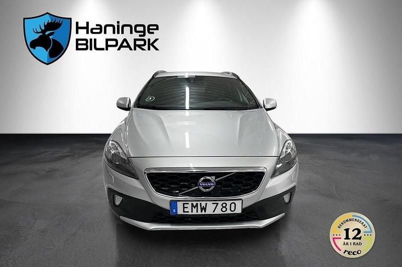 Silver Begagnad 2015 Volvo V40 CC Ocean Race Kombi | 149 995 kr (Marknadspris) - Bild 1/2