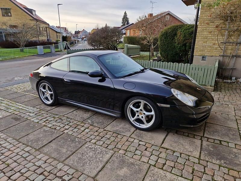 Begagnad 2002 Porsche 911 Carrera Sportkupé | 440 000 kr - Bild 1/4
