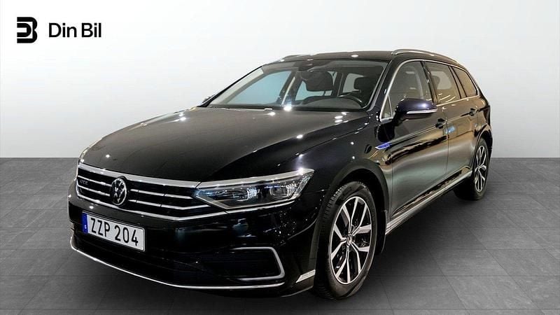 Svart Begagnad 2020 VW Passat GTE Kombi | 249 900 kr (Marknadspris) - Bild 1/4