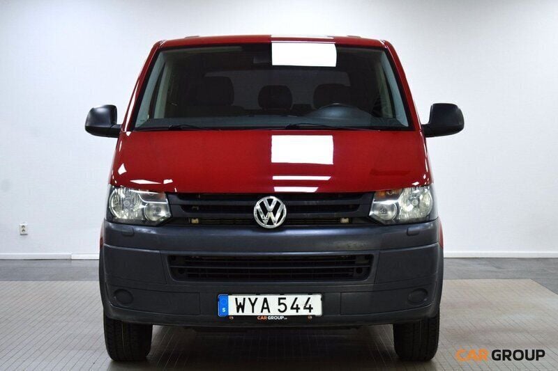 Röd Begagnad 2012 VW Caravelle Trendline Minibuss | 159 900 kr (Marknadspris) - Bild 1/4