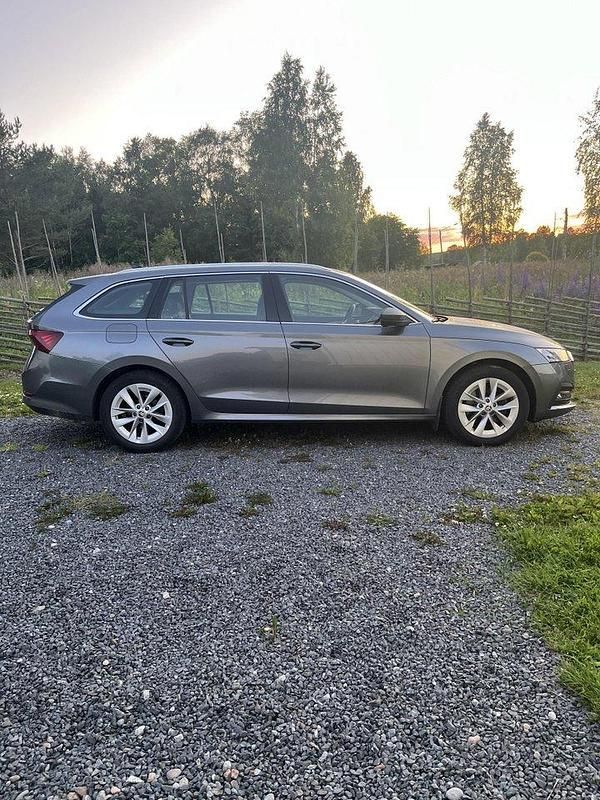 Grå Begagnad 2022 Skoda Octavia Style Kombi | 276 000 kr (Bra pris) - Bild 1/3
