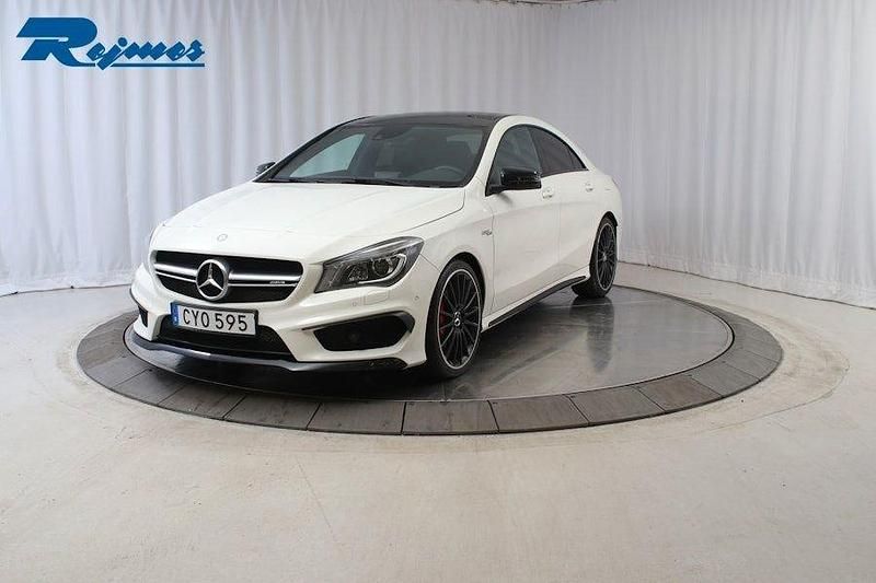 Vit Begagnad 2014 Mercedes CLA45 AMG AMG Sedan | 244 100 kr (Marknadspris) - Bild 1/4