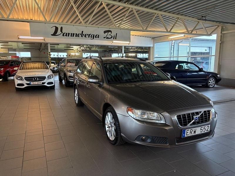Grå Begagnad 2007 Volvo V70 Momentum Kombi | 67 900 kr (Marknadspris) - Bild 1/4