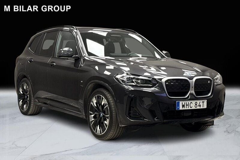 Grå Begagnad 2024 BMW iX3 SUV | 629 001 kr (Bra pris) - Bild 1/4
