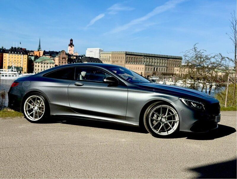 Grå Begagnad 2016 Mercedes S63 AMG AMG Sportkupé | 799 000 kr - Bild 1/4