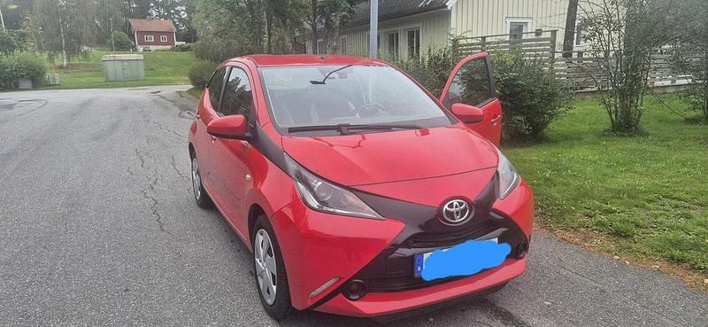 Röd Begagnad 2017 Toyota Aygo X-play Halvkombi | 65 000 kr (Bra pris) - Bild 1/4